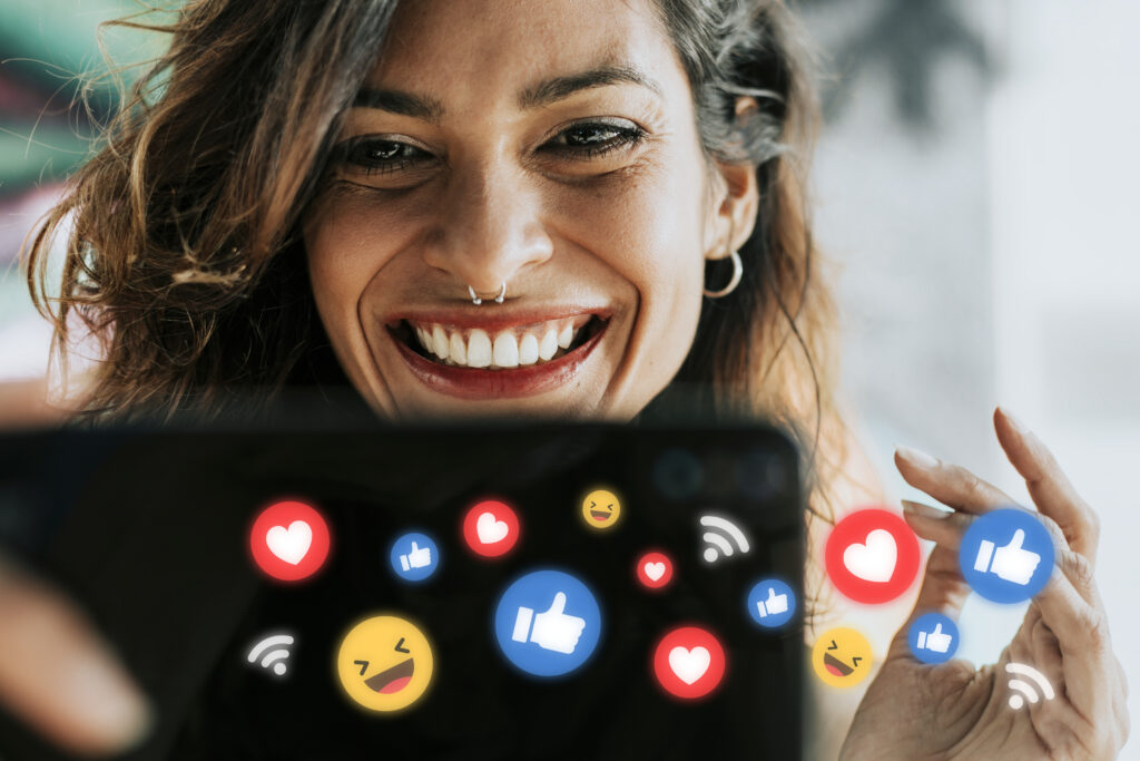 Promowanie postów na Facebooku, reakcje pod postem na ekranie telefonu